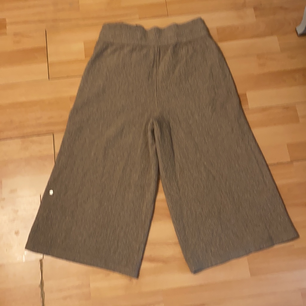Lululemon Super Wide Leg, High Capris, Size 8